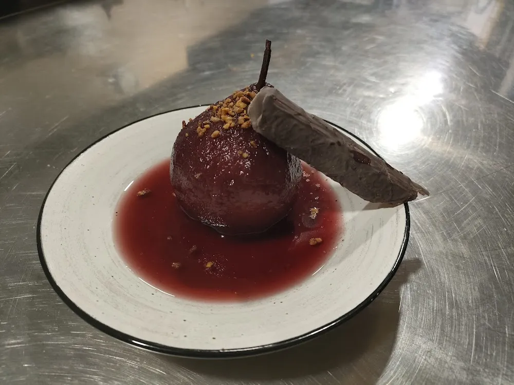 Poire Pochée Au Vin Rouge Et Épices